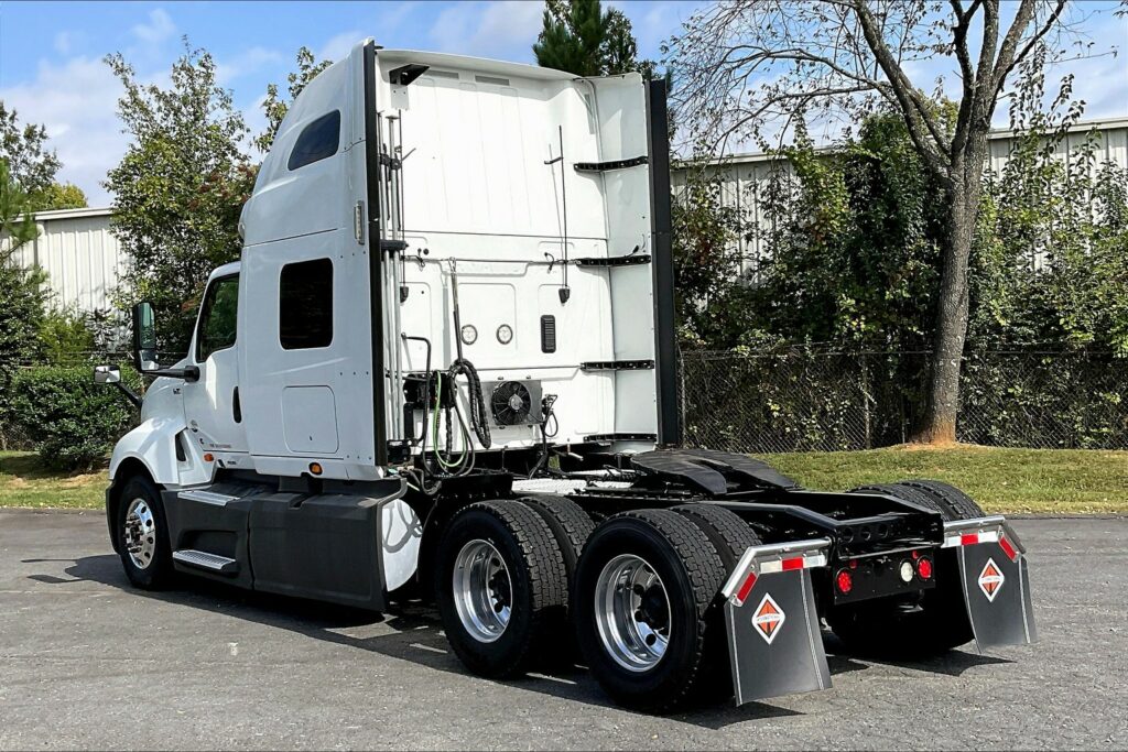 2021 CUM LT625 6×4 Sleeper