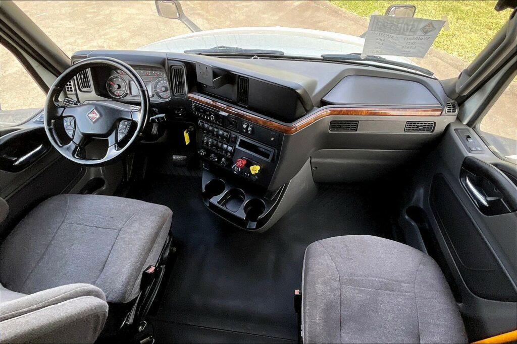 2021 CUM LT625 6×4 Sleeper