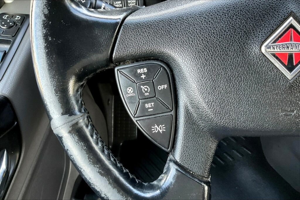 2021 CUM LT625 6×4 Sleeper