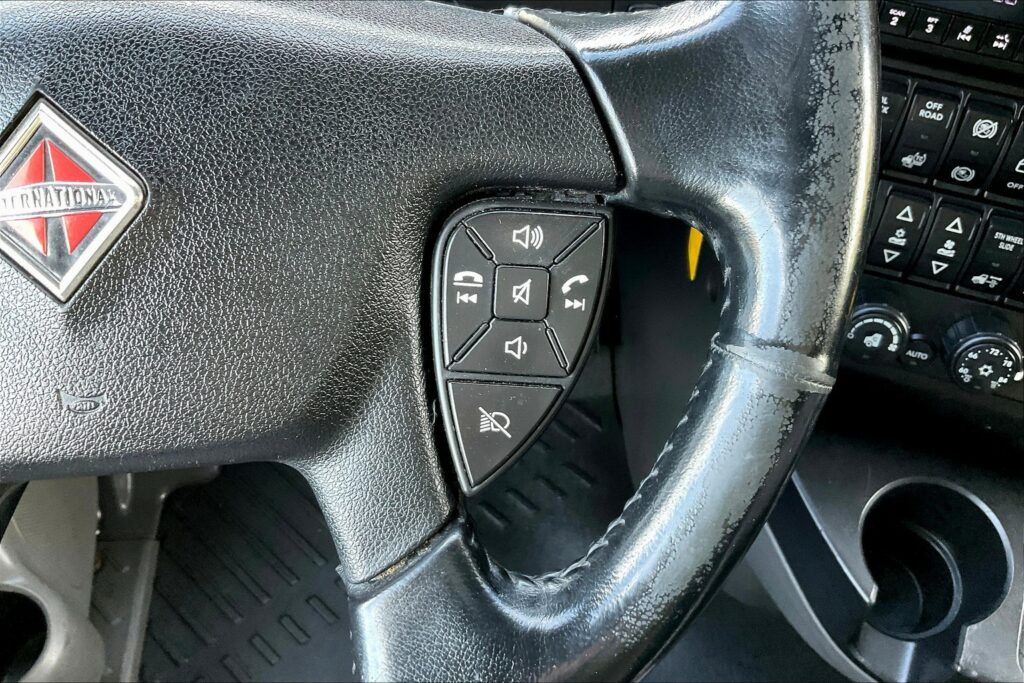 2021 CUM LT625 6×4 Sleeper