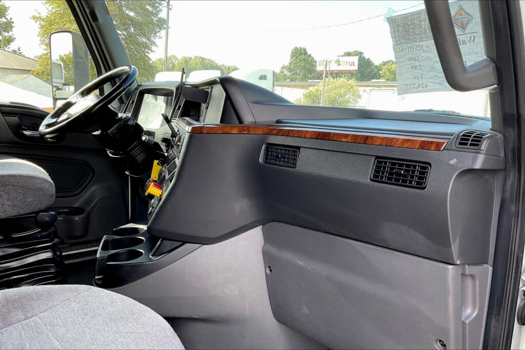 2021 CUM LT625 6×4 Sleeper