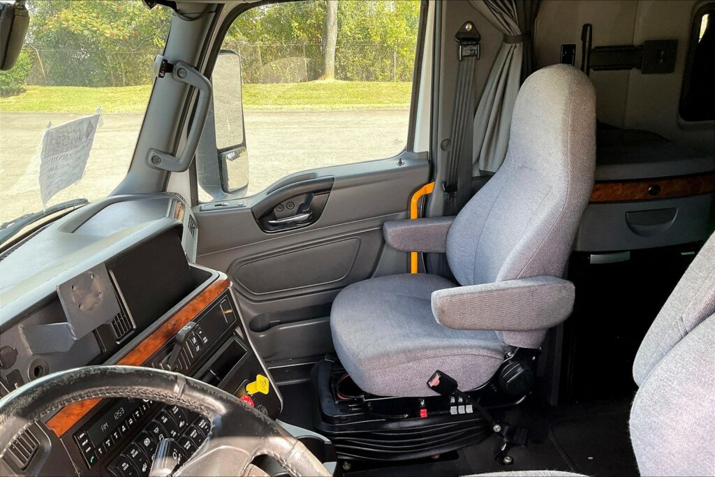 2021 CUM LT625 6×4 Sleeper