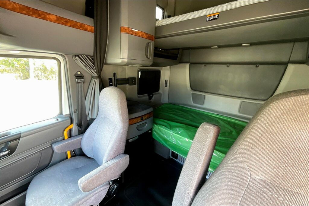 2021 CUM LT625 6×4 Sleeper