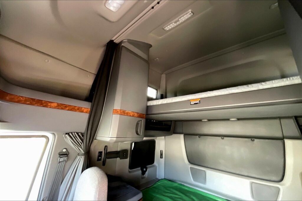 2021 CUM LT625 6×4 Sleeper