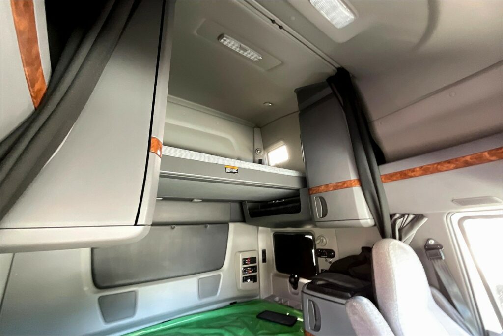 2021 CUM LT625 6×4 Sleeper