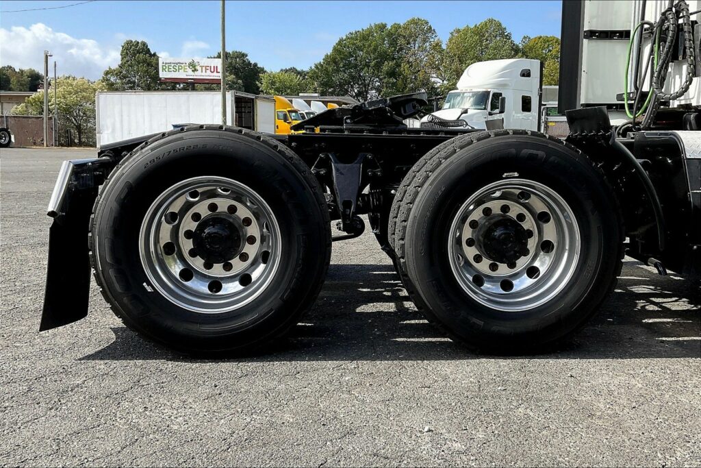 2021 CUM LT625 6×4 Sleeper