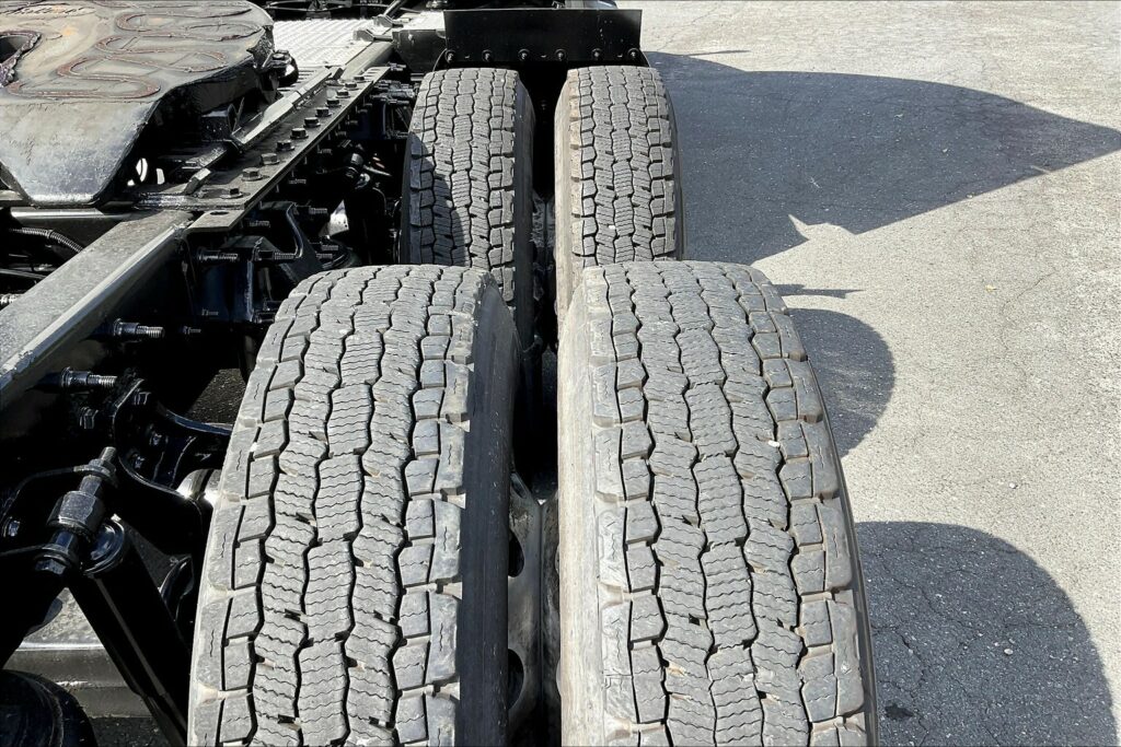 2021 CUM LT625 6×4 Sleeper