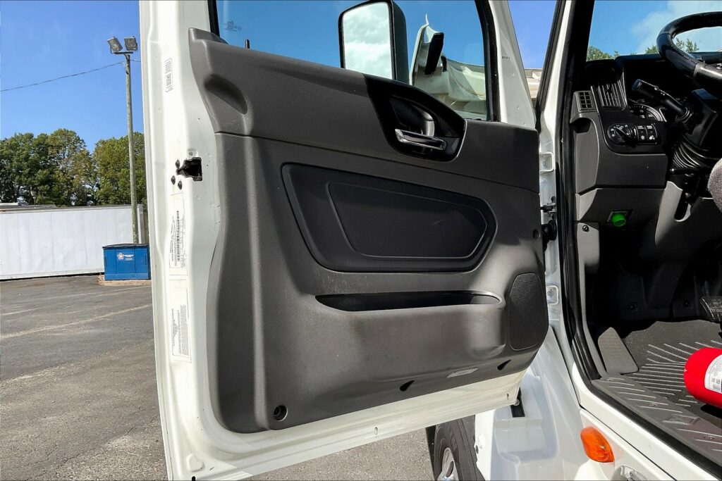 2021 CUM LT625 6×4 Sleeper