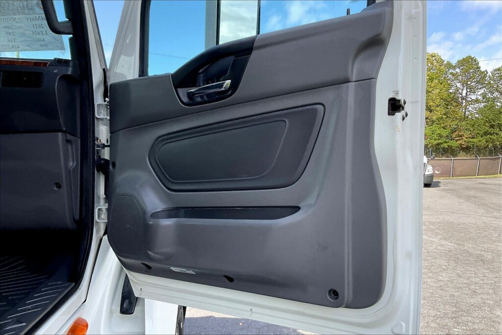 2021 CUM LT625 6×4 Sleeper