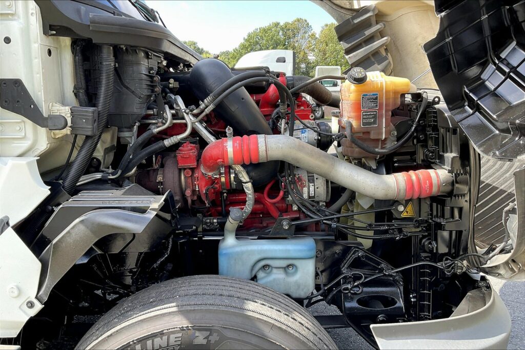 2021 CUM LT625 6×4 Sleeper