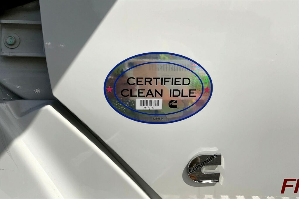 2021 CUM LT625 6×4 Sleeper