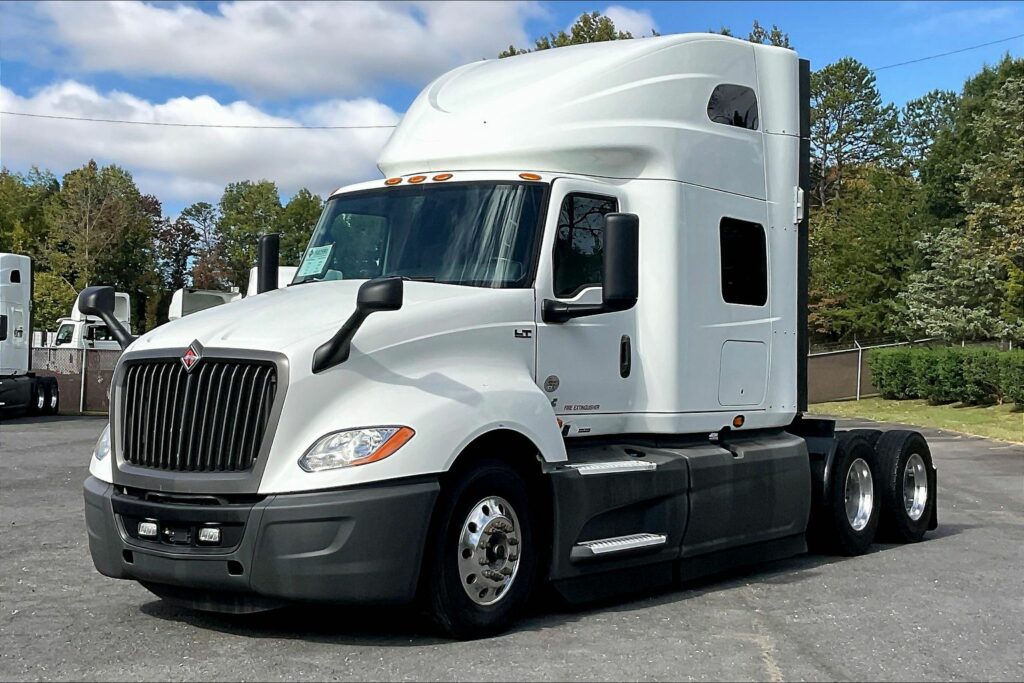 2021 CUM LT625 6×4 Sleeper