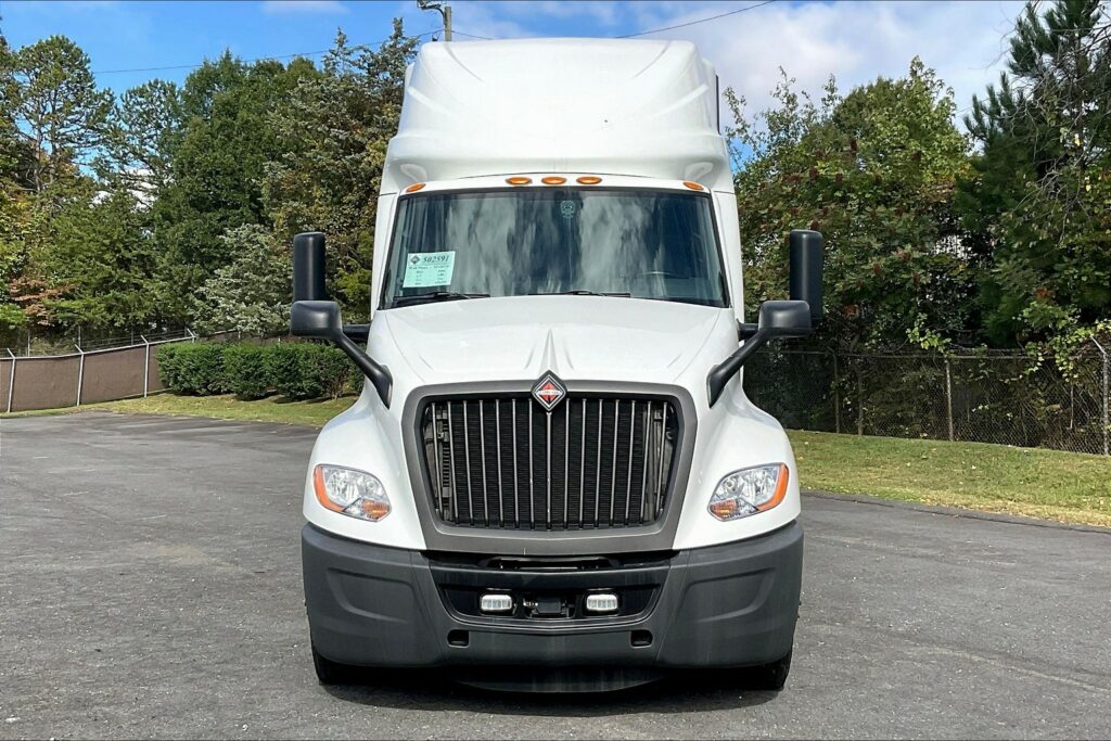 2021 CUM LT625 6×4 Sleeper