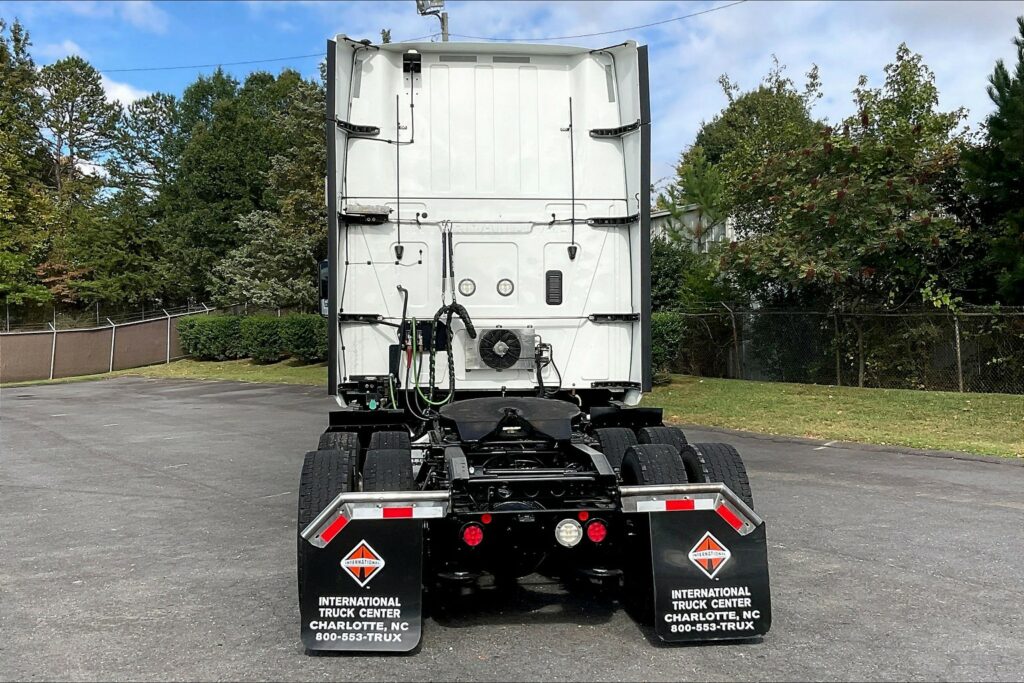 2021 CUM LT625 6×4 Sleeper