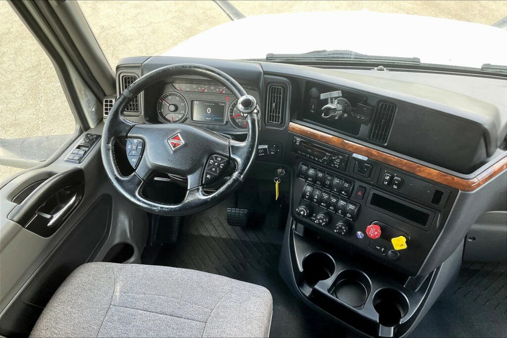 2021 CUM LT625 6×4 Sleeper