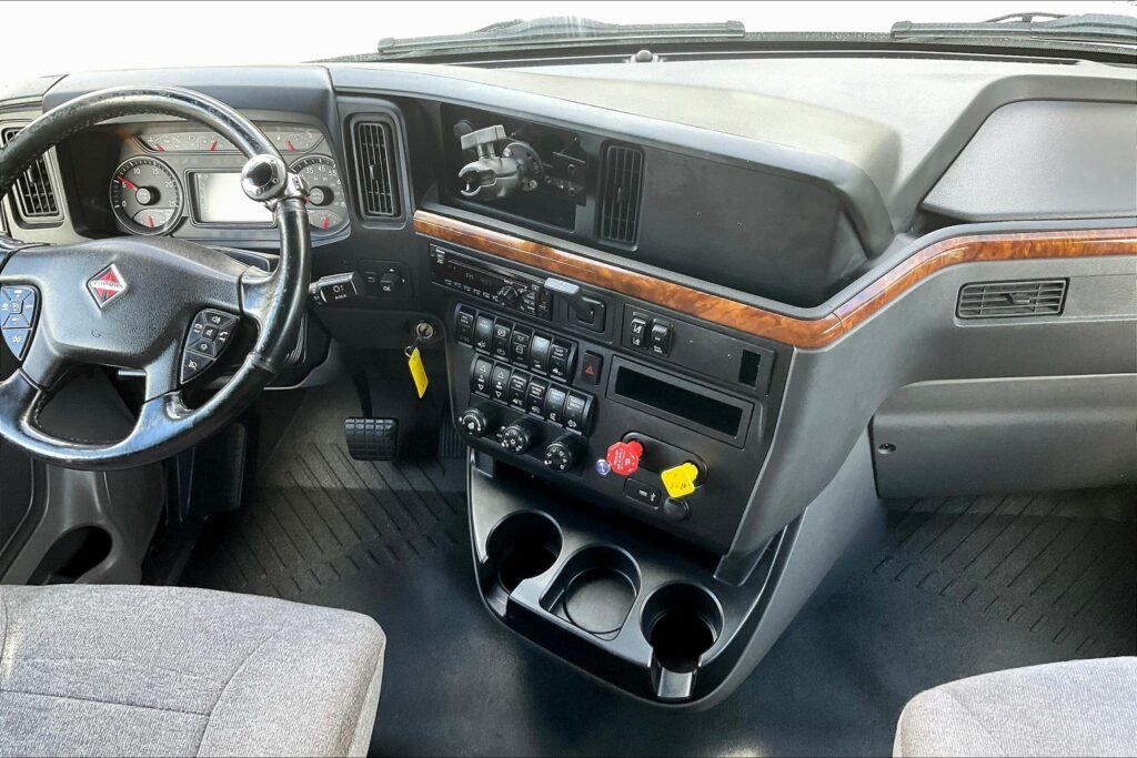 2021 CUM LT625 6×4 Sleeper