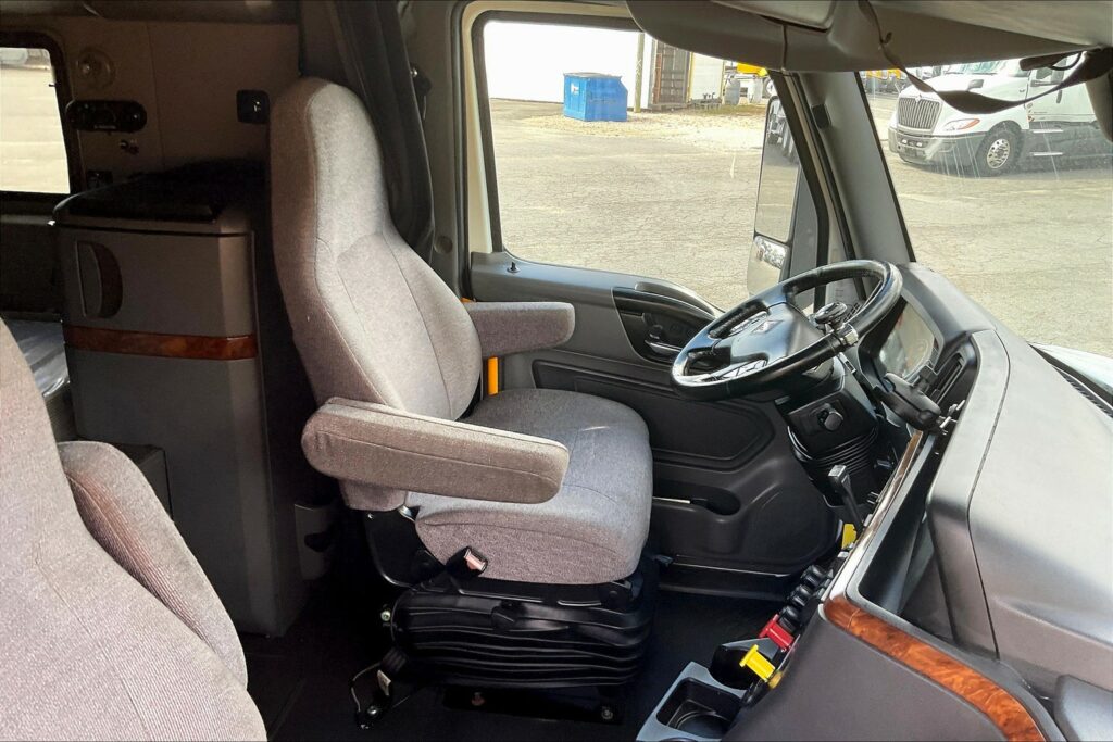 2021 CUM LT625 6×4 Sleeper