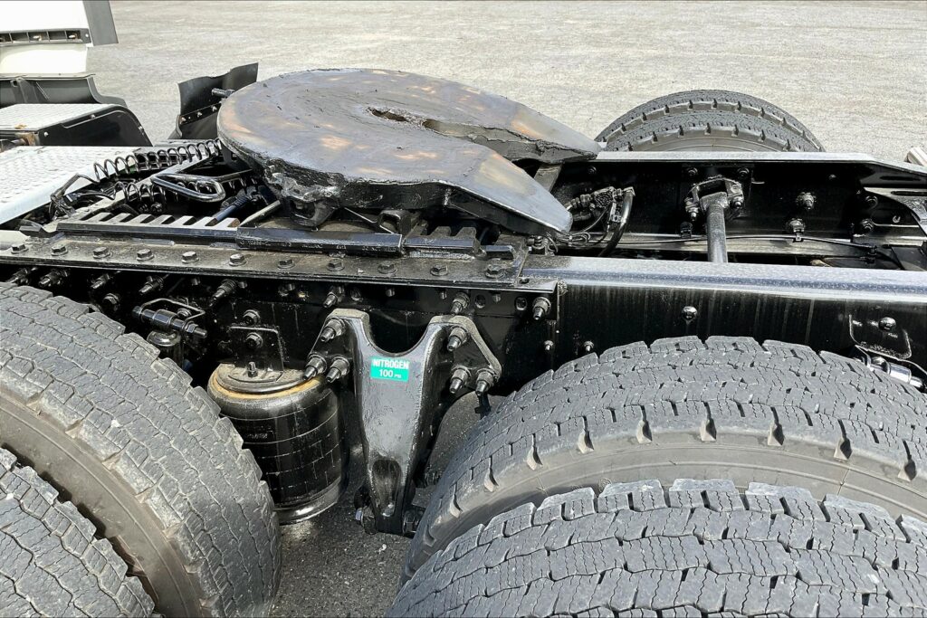 2021 CUM LT625 6×4 Sleeper