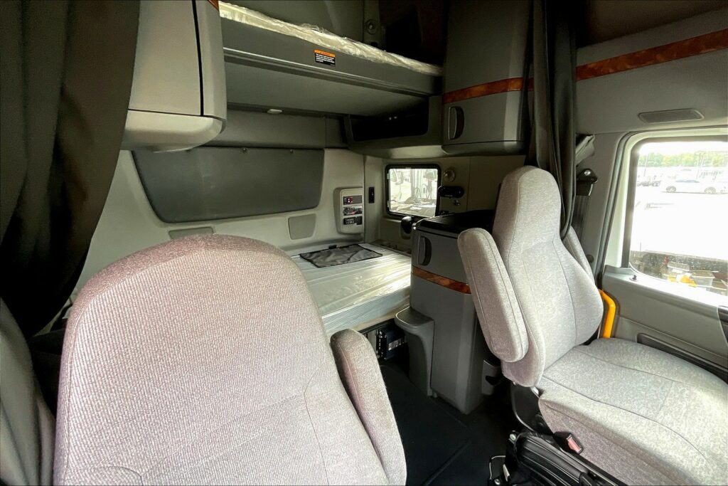 2021 CUM LT625 6×4 Sleeper