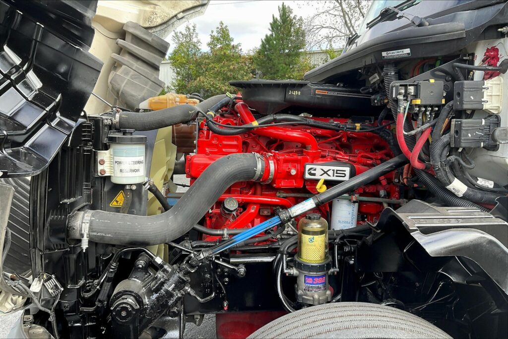 2021 CUM LT625 6×4 Sleeper