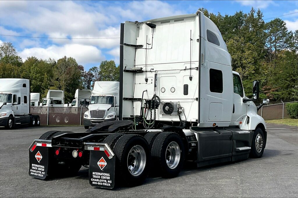 2021 CUM LT625 6×4 Sleeper