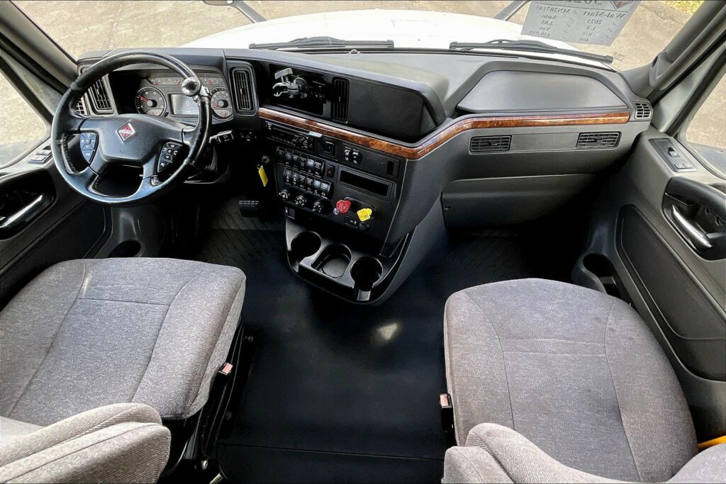 2021 CUM LT625 6×4 Sleeper