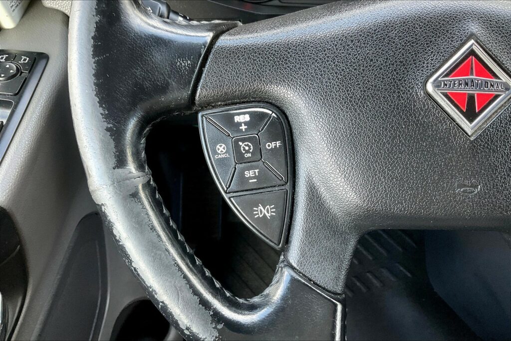 2021 CUM LT625 6×4 Sleeper