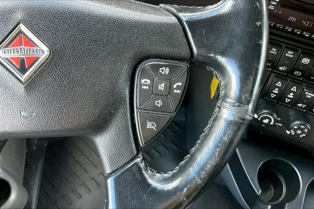 2021 CUM LT625 6×4 Sleeper