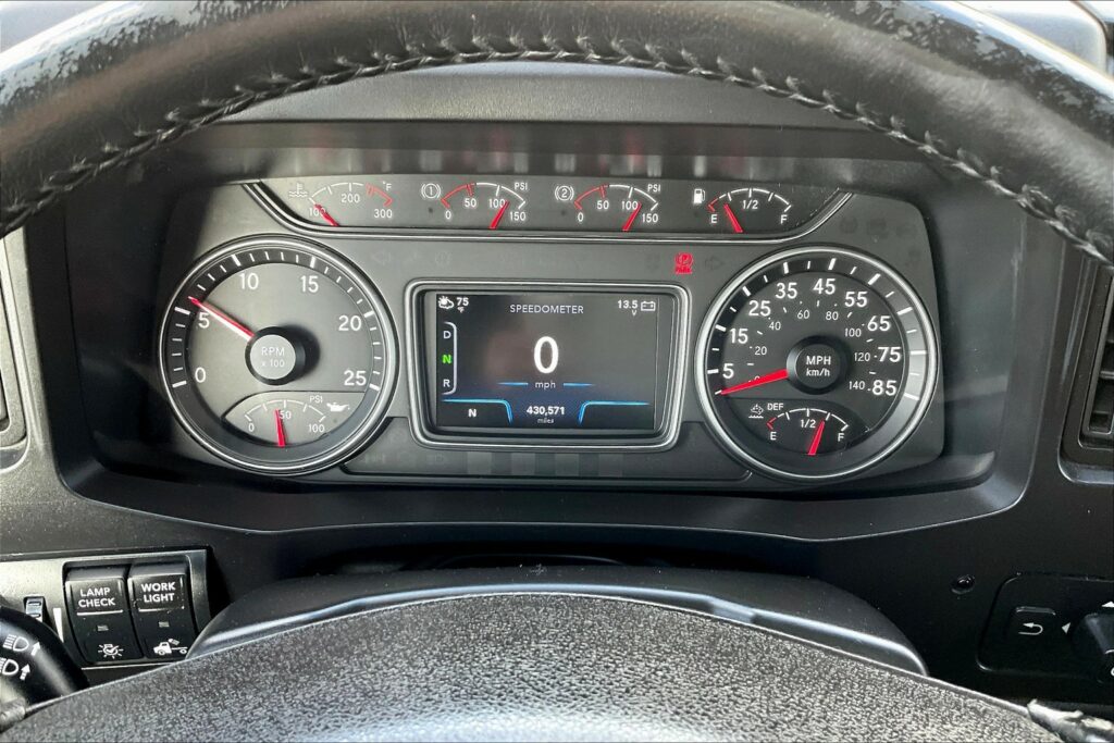 2021 CUM LT625 6×4 Sleeper