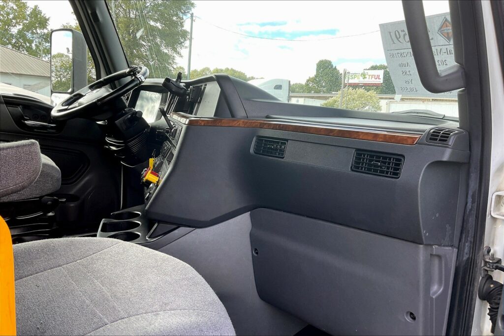 2021 CUM LT625 6×4 Sleeper