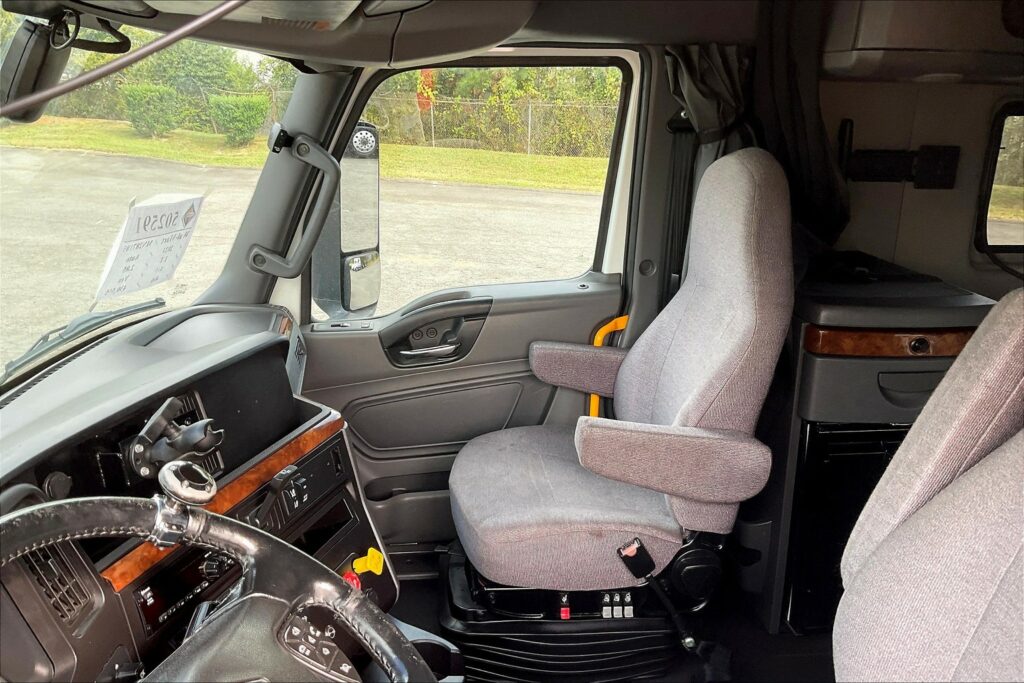 2021 CUM LT625 6×4 Sleeper