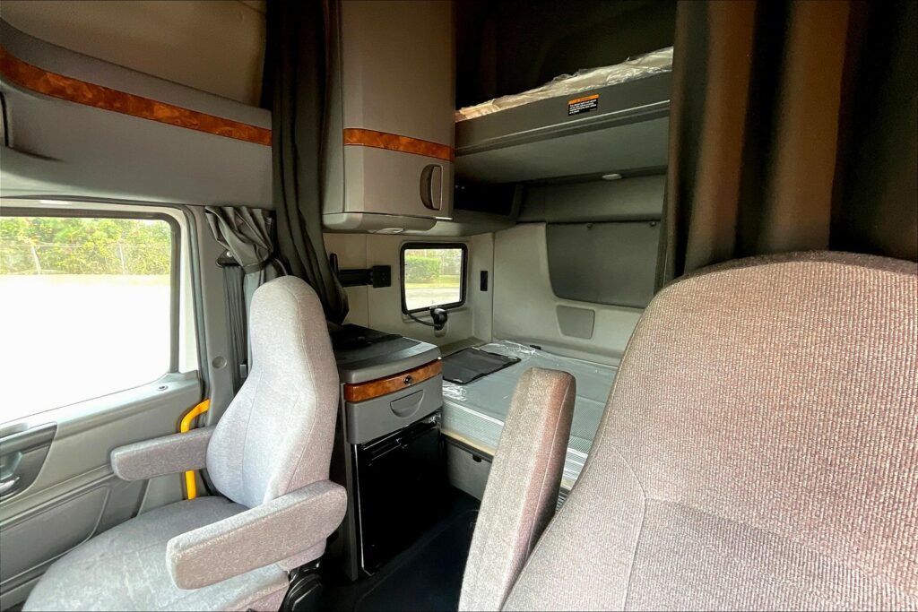 2021 CUM LT625 6×4 Sleeper