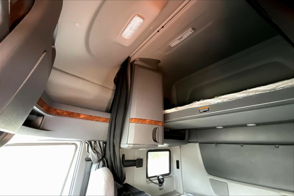 2021 CUM LT625 6×4 Sleeper