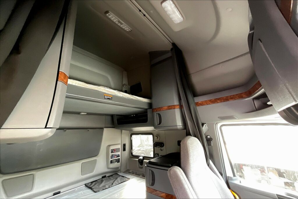 2021 CUM LT625 6×4 Sleeper