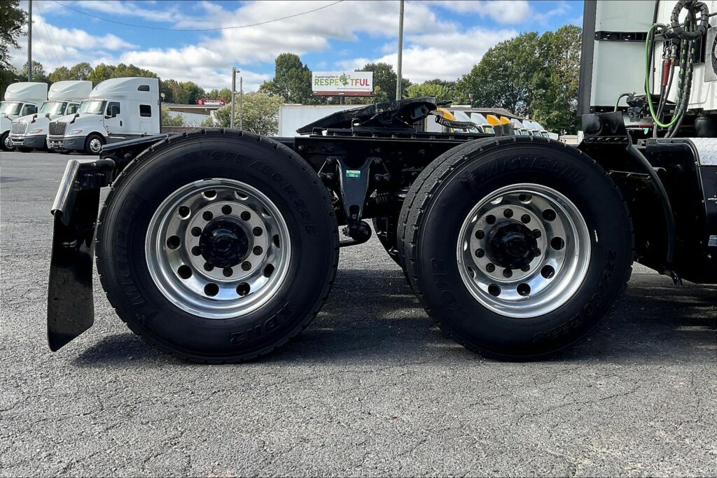 2021 CUM LT625 6×4 Sleeper