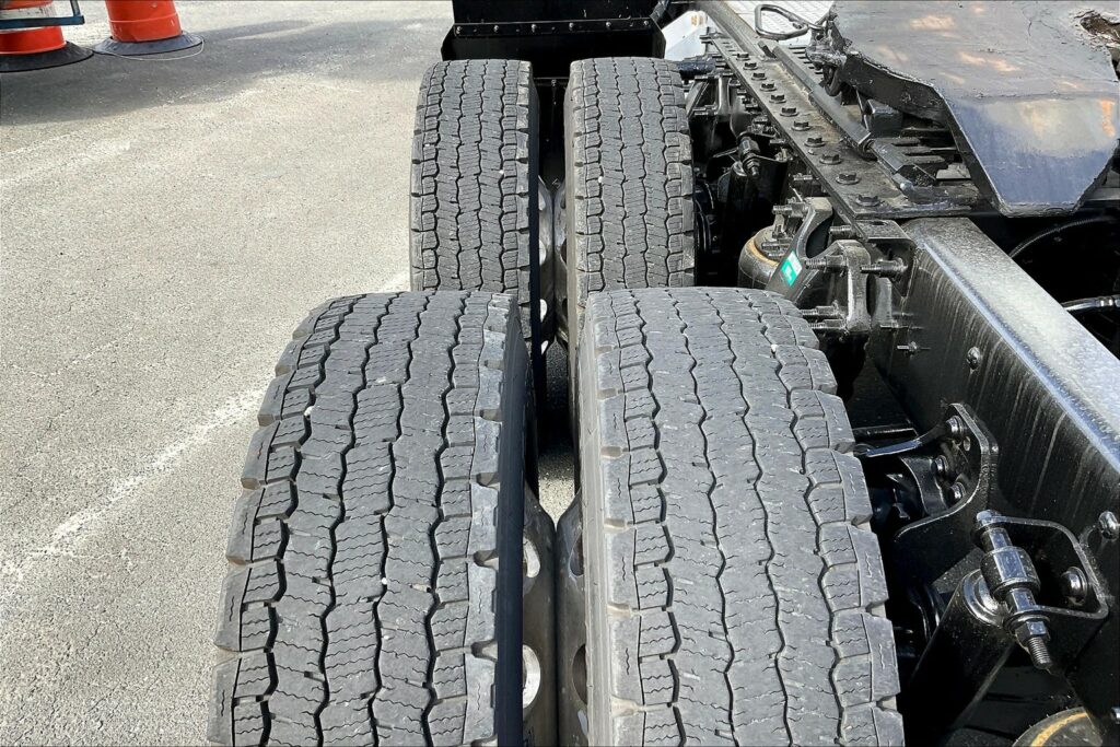 2021 CUM LT625 6×4 Sleeper