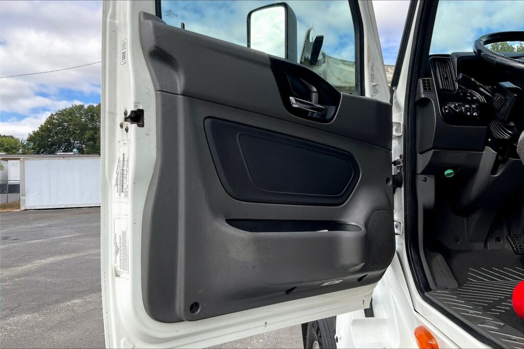 2021 CUM LT625 6×4 Sleeper