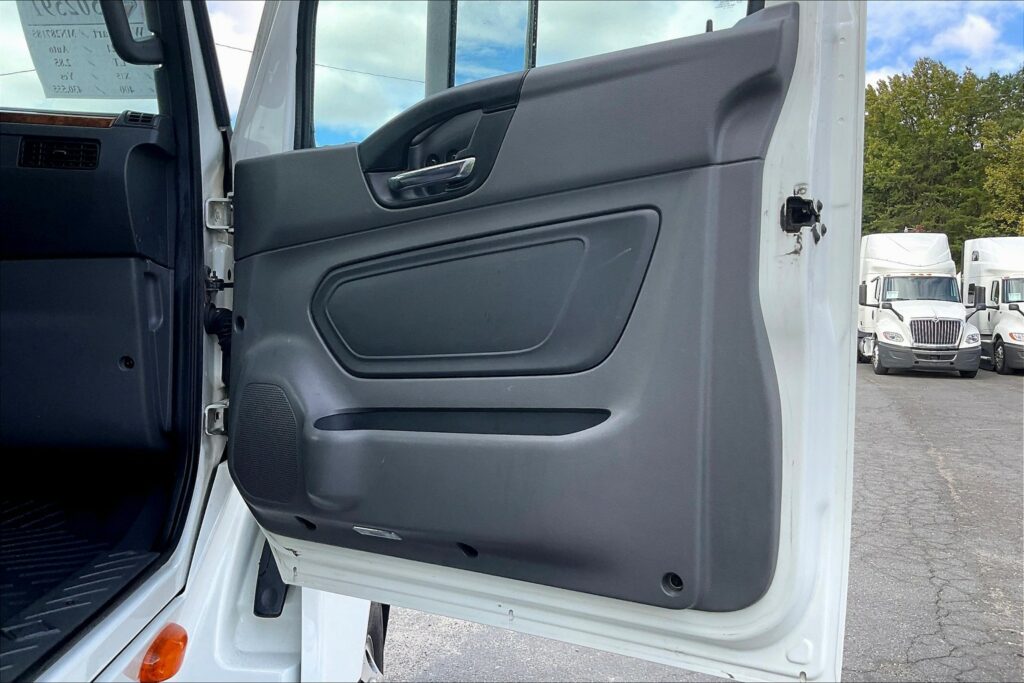 2021 CUM LT625 6×4 Sleeper