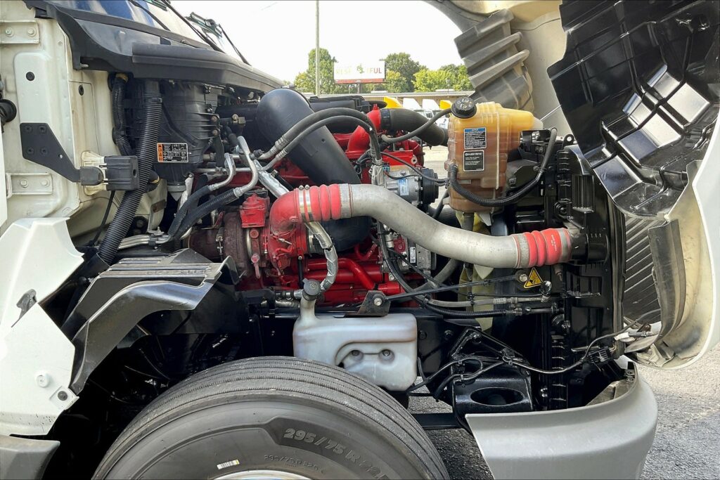 2021 CUM LT625 6×4 Sleeper