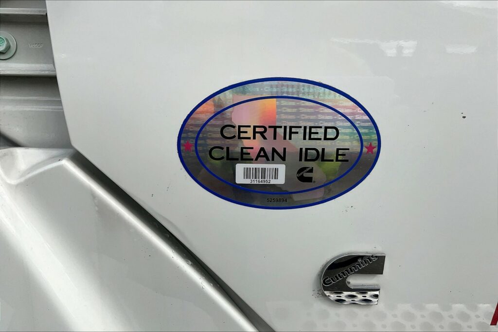 2021 CUM LT625 6×4 Sleeper