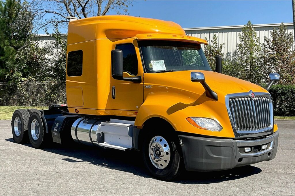 2022 CUM LT625 6×4 Sleeper