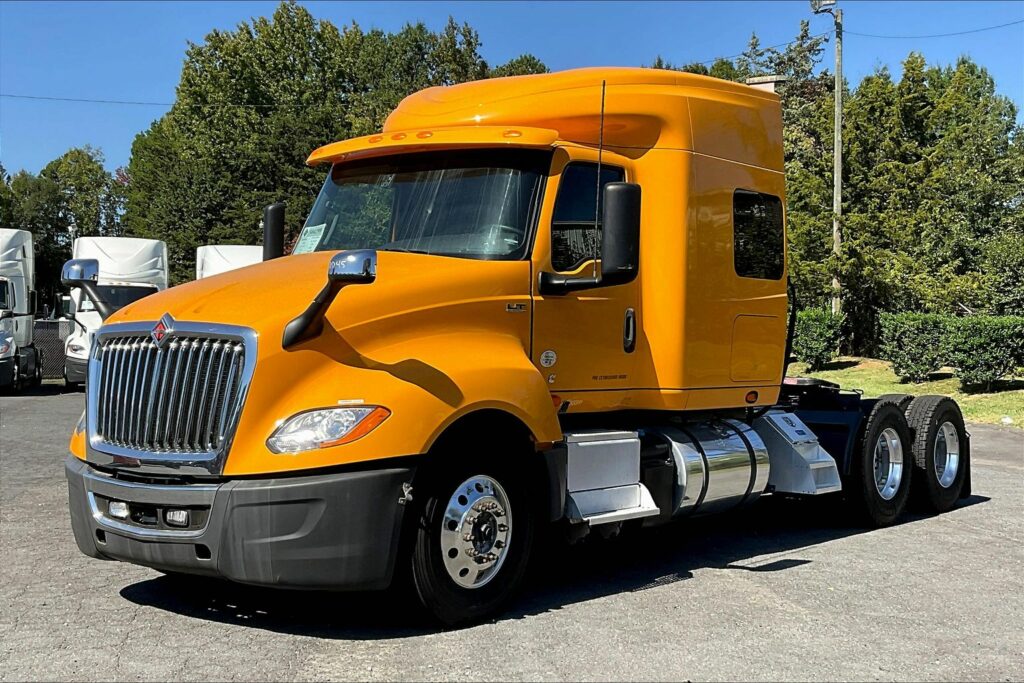 2022 CUM LT625 6×4 Sleeper