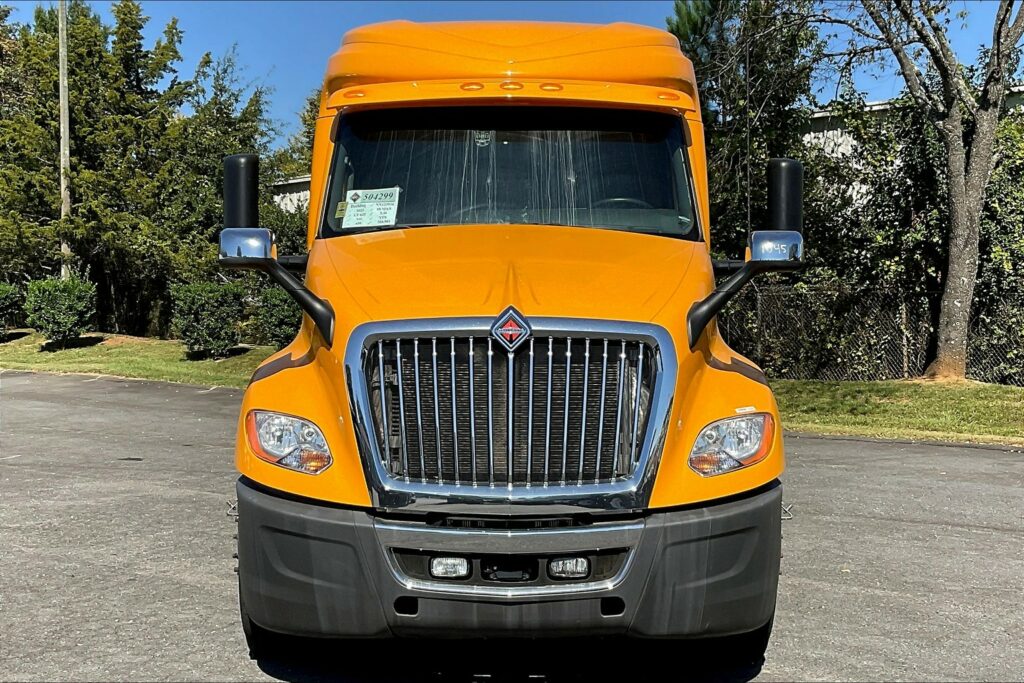 2022 CUM LT625 6×4 Sleeper