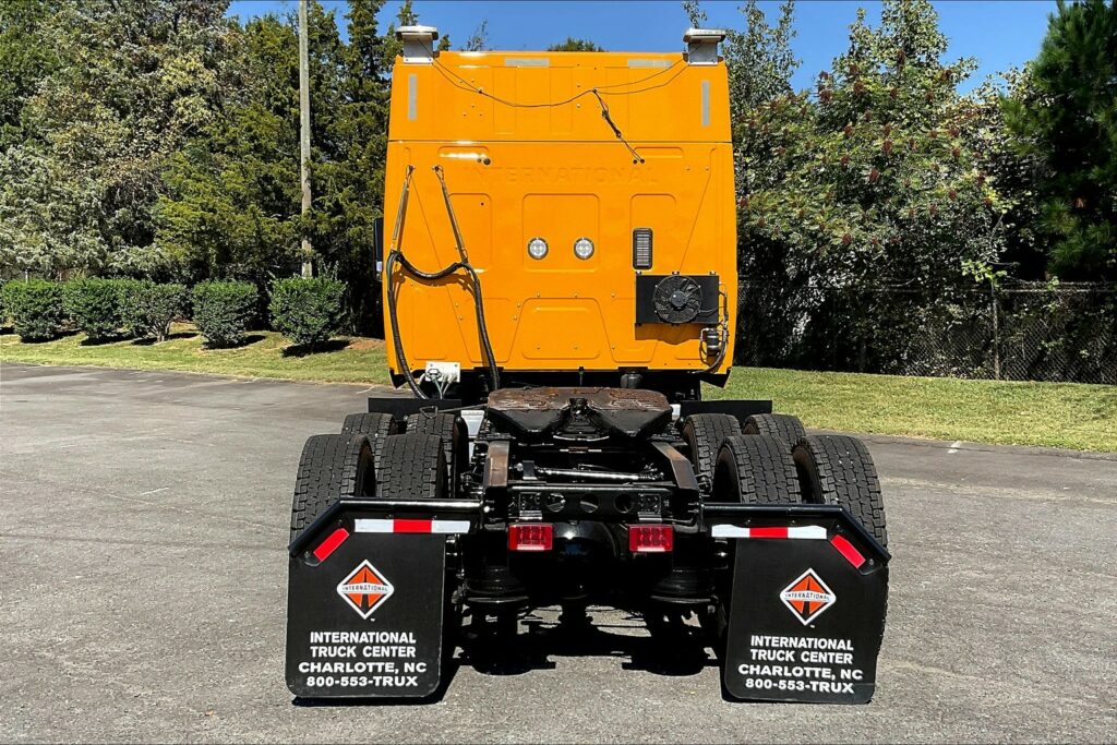 2022 CUM LT625 6×4 Sleeper