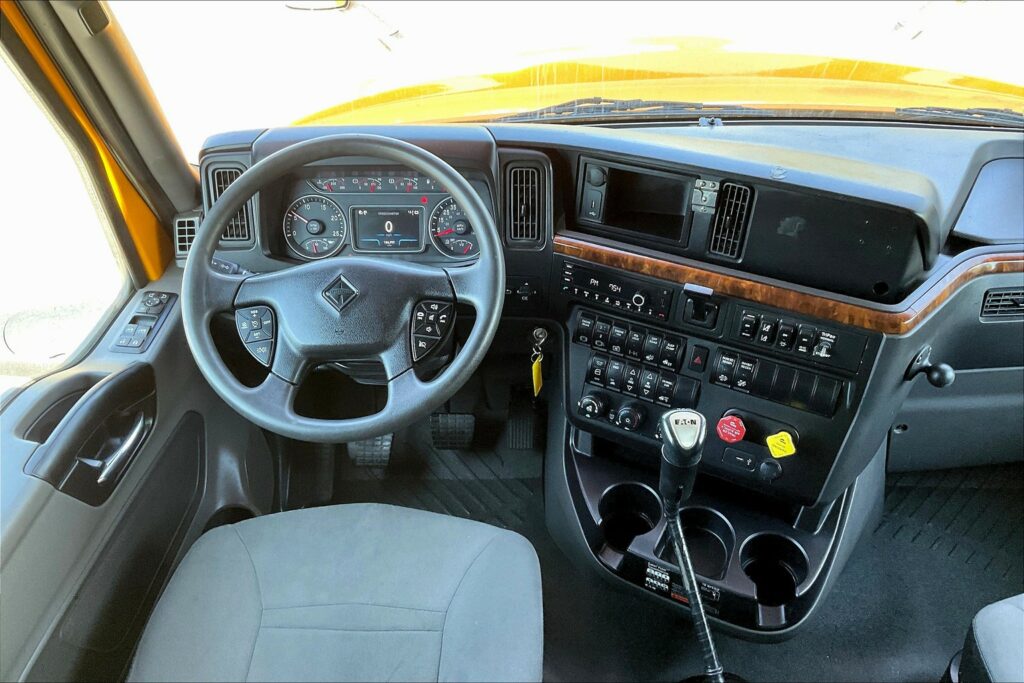 2022 CUM LT625 6×4 Sleeper