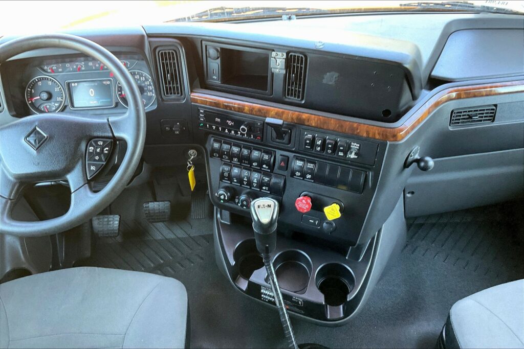 2022 CUM LT625 6×4 Sleeper