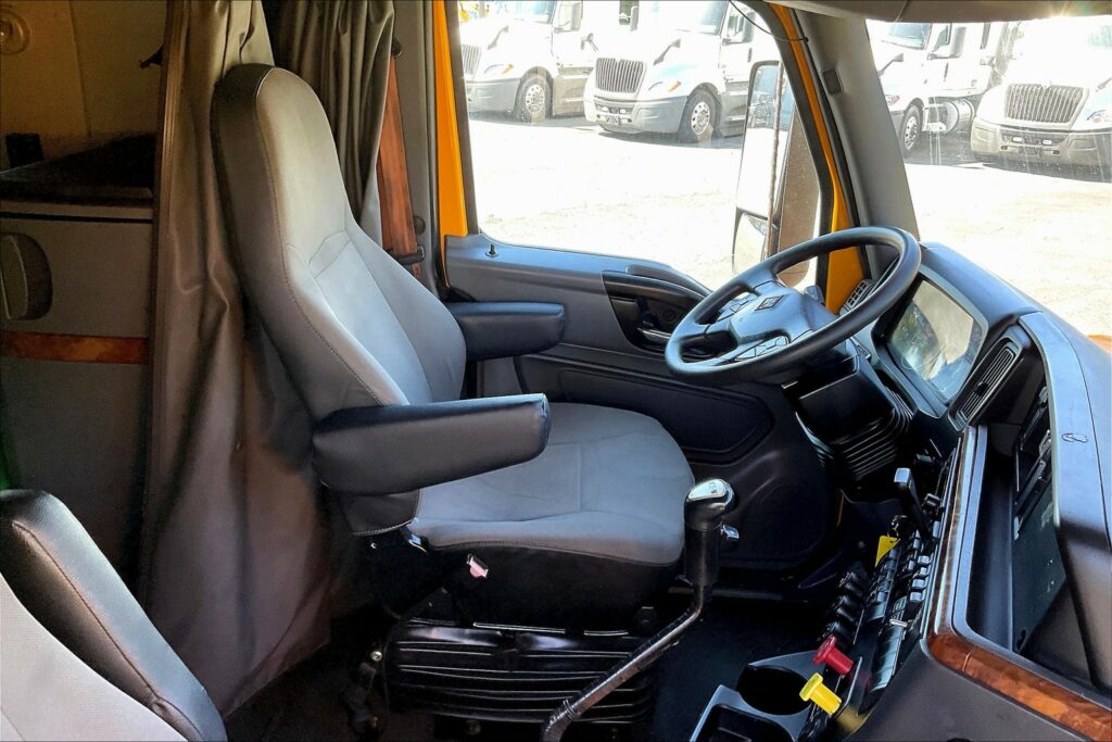 2022 CUM LT625 6×4 Sleeper