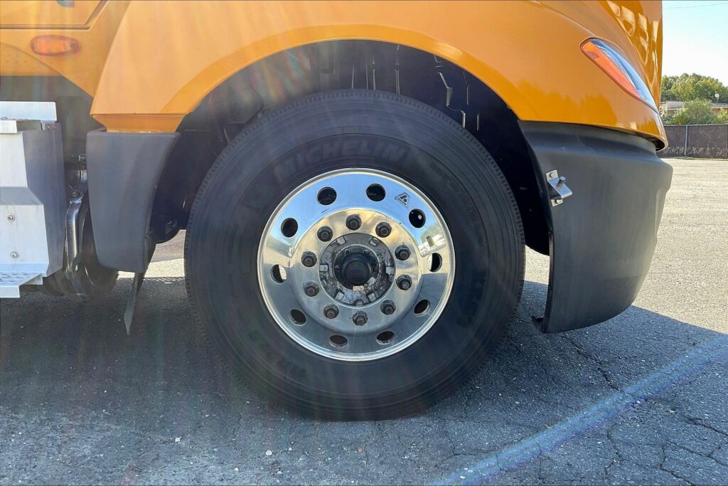 2022 CUM LT625 6×4 Sleeper