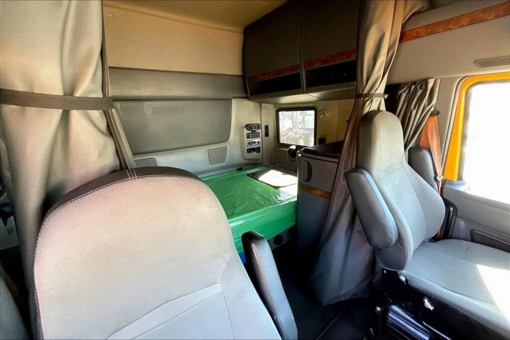 2022 CUM LT625 6×4 Sleeper