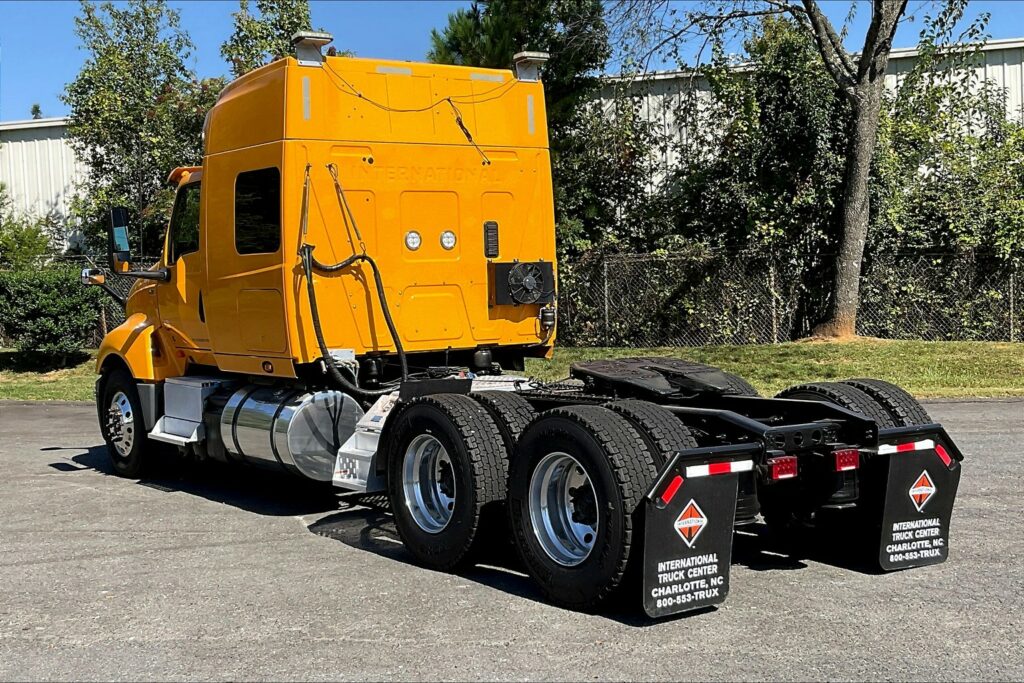 2022 CUM LT625 6×4 Sleeper